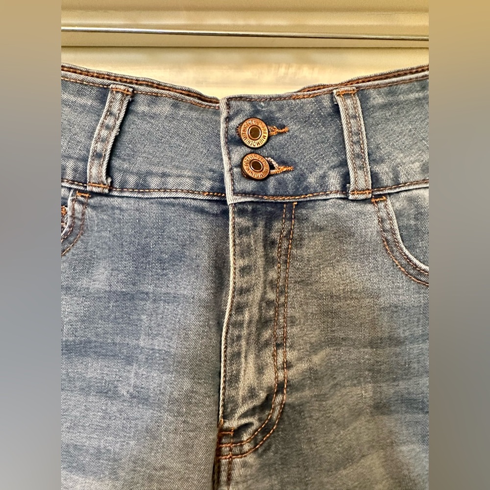 Forever 21 - Adorable Double Button Denim Shorts! Brand new condition! - Picture 2 of 5
